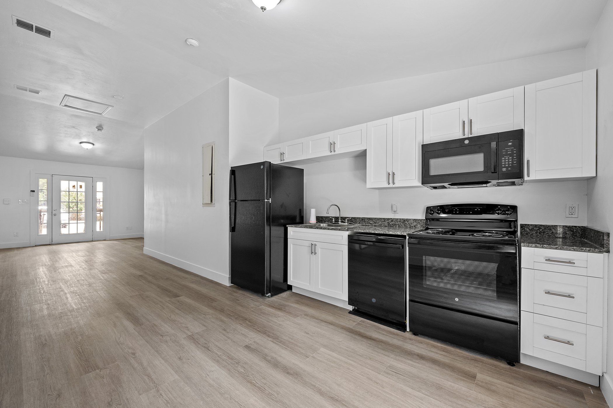 kitchen at Oaks At Magnolia Apartments located in Tallahassee, FL